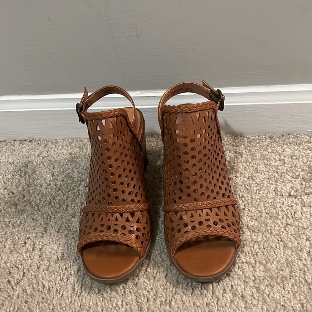 Big Buddha brand heeled summer sandals. Thick chic brown heel w/ tan pattern top